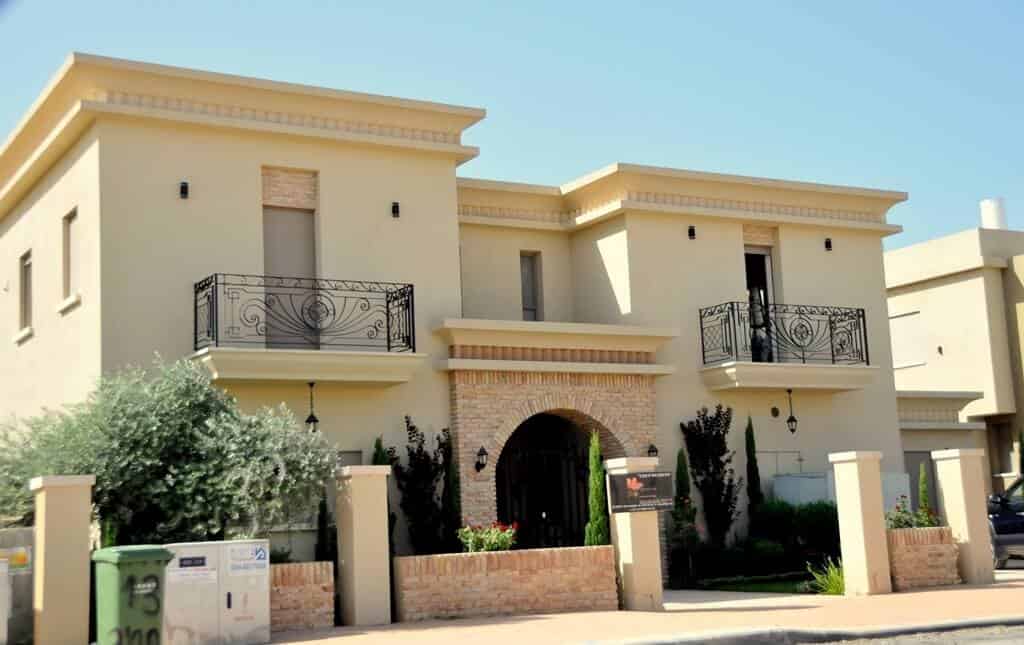 חזית בית לאחר תכנון אדריכלי בסגנון כפרי